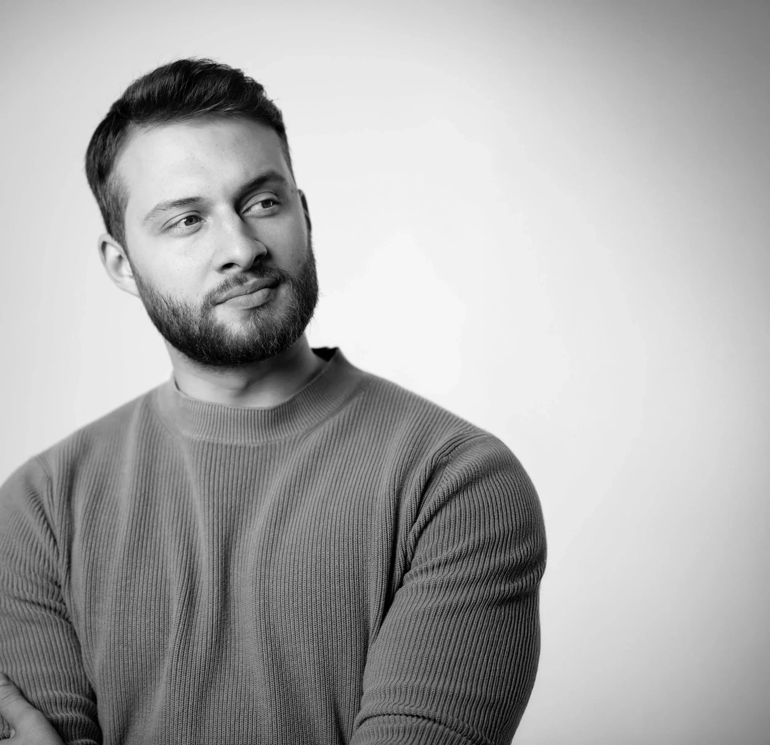Porträt von Niklas Knezevic in Schwarz-Weiß
